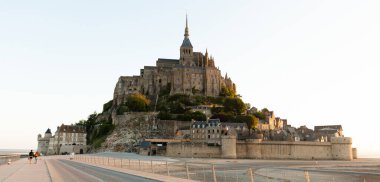 Le Mont Saint-Michel gelgit adası Alacakaranlıkta, Normandiya, Fransa