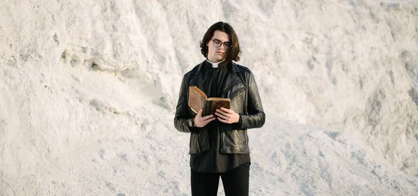 Gün Batımında Genç Rahip Portresi Gözlüklü Roma Yakalı Deri Ceketli — Stok fotoğraf