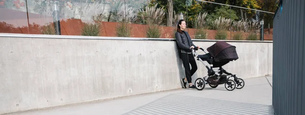 Madre Con Cochecito Cochecito Las Calles Modernas Ciudad Caminando Relajándose —  Fotos de Stock