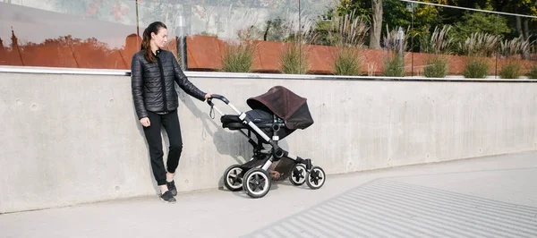 Anya Babakocsival Vagy Babakocsival Modern Városi Utcákon Sétál Pihent Ősszel — Stock Fotó