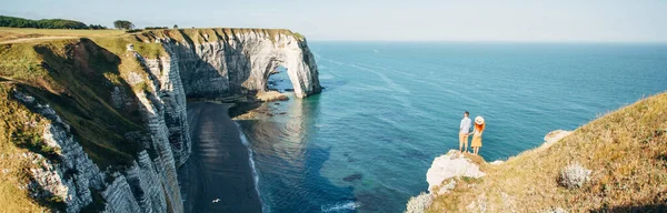 Casal Olhando Para Falésias Etretat Longo Costa Oceano França — Fotografia de Stock