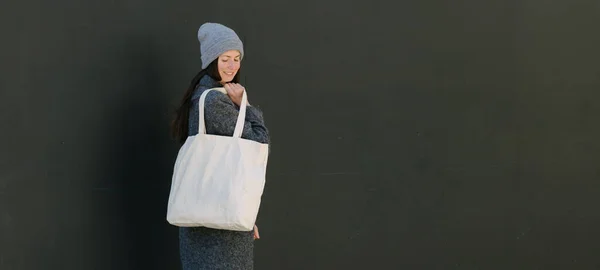 Mulher Segurando Saco Tecido Branco Tote Eco Área Urbana Conceito — Fotografia de Stock