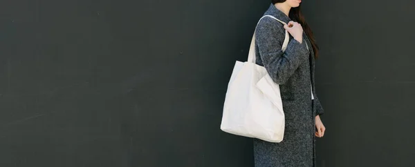 Frau Mit Weißer Stofftasche Stadtgebiet Ökologie Oder Umweltschutzkonzept Weiße Öko — Stockfoto