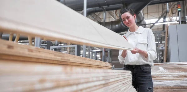 Zakenvrouw Werknemer Timmerfabriek Met Behulp Van Tablet Timmerwerk Fabriek Fabriek — Stockfoto