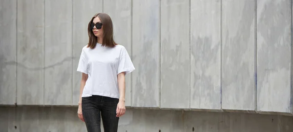 Menina Mulher Vestindo Shirt Branca Branco Com Espaço Para Seu — Fotografia de Stock