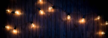 Koyu ahşap arka plan üzerinde Işık Ampüller