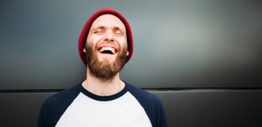 Gülümseyen ve beyaz boş t-shirt giyen hipster adam