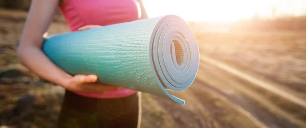 Vrouw Lopen Met Een Yoga Mat Buiten Tijdens Zonsondergang Een — Stockfoto