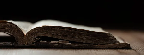 Wizerunek Starego Pisma Świętego Tle Drewniane Ciemnym Pomieszczeniu Płytkiej Głębi — Zdjęcie stockowe