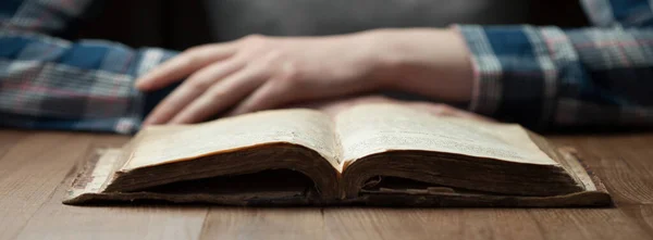 Vrouw Leest Bijbel Duisternis Houten Tafel Bijbel Wordt Geopend Een — Stockfoto