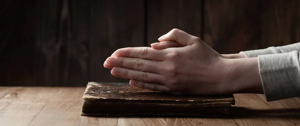 Mujer Las Manos Orando Biblia —  Fotos de Stock