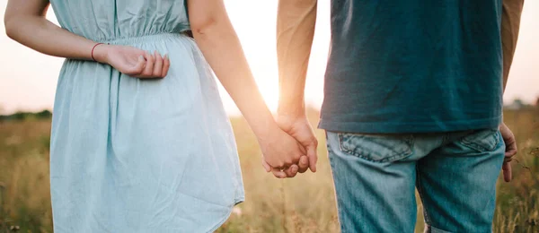 手を繋いでいる秋の公園で歩いて恋に若いカップル — ストック写真
