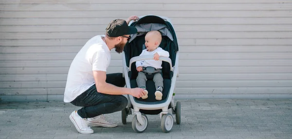 Πατέρα Περπάτημα Ένα Καρότσι Και Ένα Μωρό Στους Δρόμους Της — Φωτογραφία Αρχείου