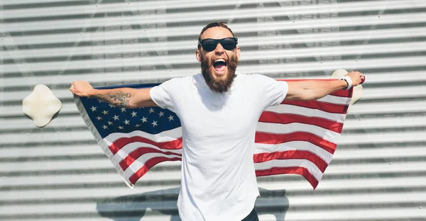 Homem Hipster Feliz Segurando Bandeira Americana Dos Eua Ele Está — Fotografia de Stock