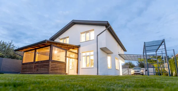 Außenansicht Des Modernen Weißen Hauses Mit Innenhof Terrassenbereich Grünem Rasen — Stockfoto