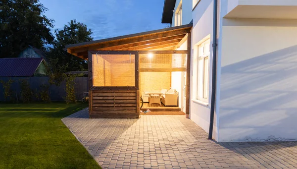 Außenansicht Des Modernen Weißen Hauses Mit Innenhof Terrassenbereich Grünem Rasen — Stockfoto