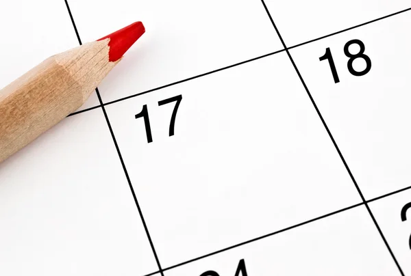 Domácí kalendář s daty a červené ostrou tužku — Stock fotografie