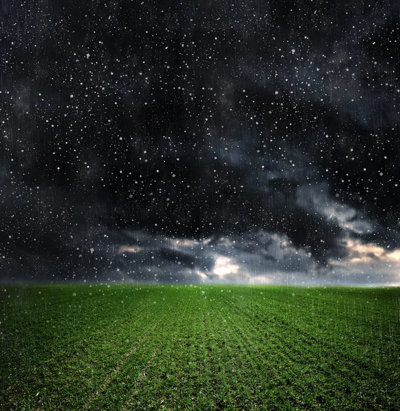 Σκοτεινά σύννεφα πέρα από το Λιβάδι με πράσινο γρασίδι — Φωτογραφία Αρχείου