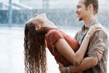 Yağmur altında aşık Çift
