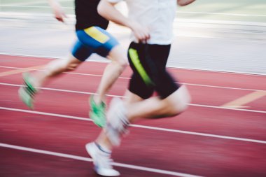 yolda çalışan sporcular