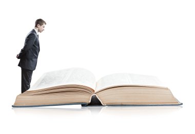 Açık kitap ile poz işadamı