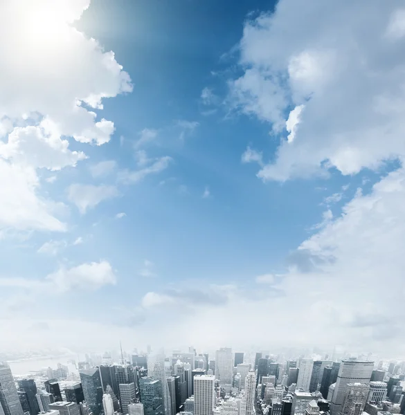 Paesaggio urbano con cielo blu — Foto Stock