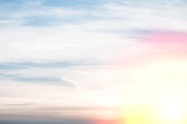 Nuvens brancas no céu azul — Fotografia de Stock