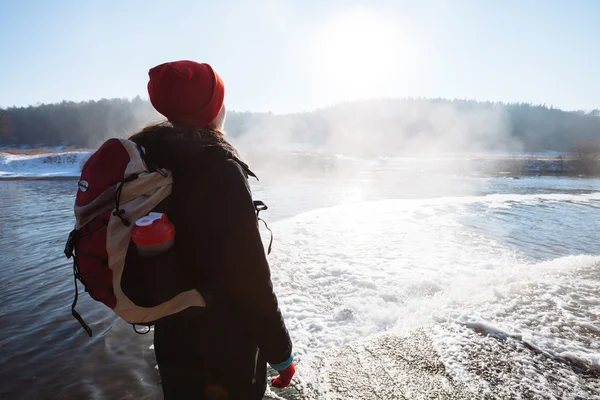 Dívka turistika příroda — Stock fotografie