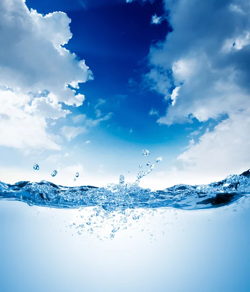 Água azul com bolhas — Fotografia de Stock