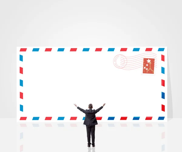 Empresário posando sobre envelope — Fotografia de Stock