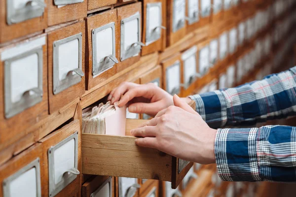 Mannenhand met lade van archiefkast — Stockfoto