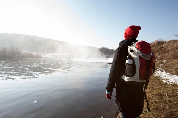 Dívka turistika příroda — Stock fotografie