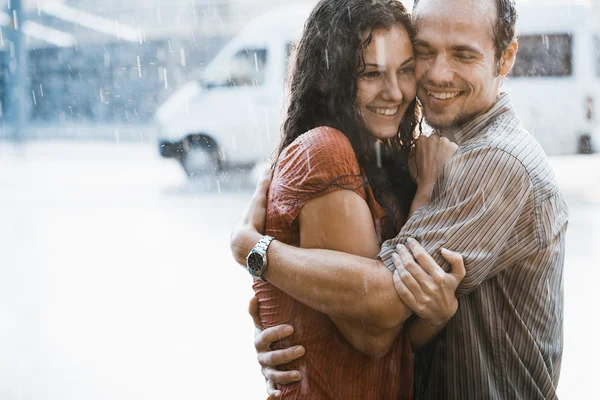 Paar in liefde onder regen — Stockfoto