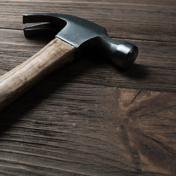 Hammer auf Holztisch — Stockfoto