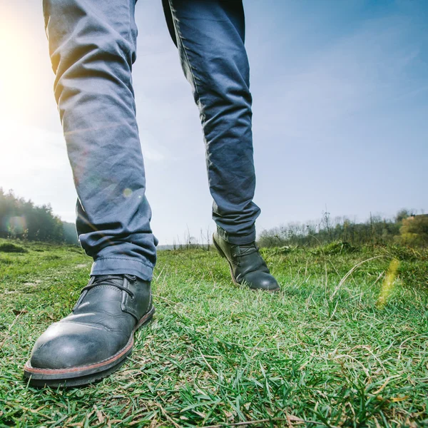 Homem caminhando no prado — Fotografia de Stock