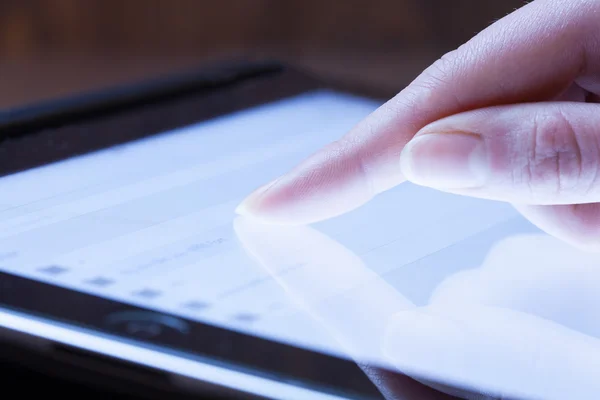 Женская рука на цифровом планшете — стоковое фото