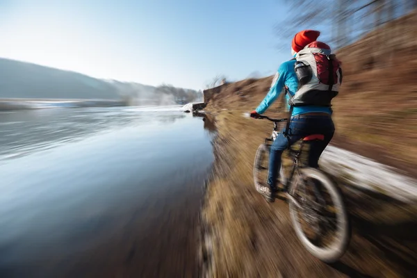 Turist med ryggsäck på cykel — Stockfoto