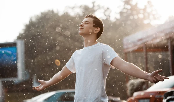 Pojke i höst regn — Stockfoto