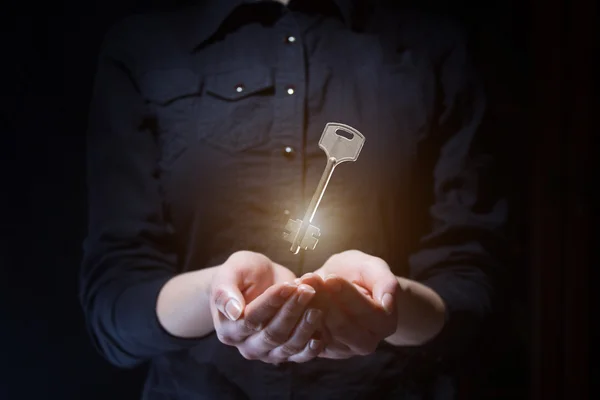 Menschenhände mit leuchtenden Schlüsseln — Stockfoto