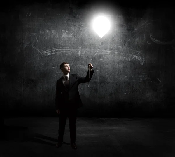 アイデア電球を持ったビジネスマン — ストック写真