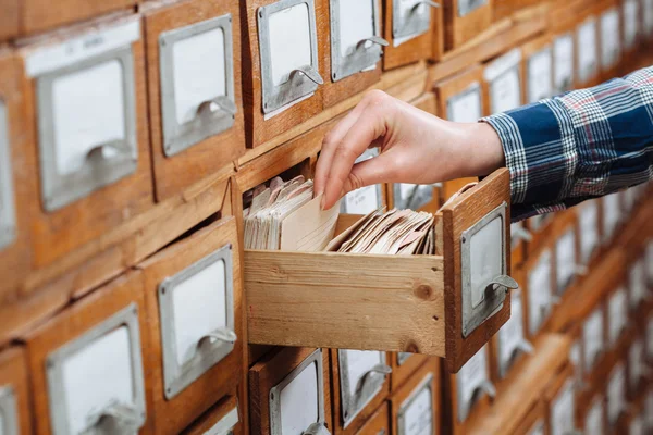 Männliche Hand mit Aktenschrank-Schublade — Stockfoto