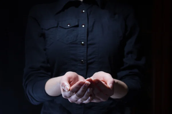 Mani femminili che tengono qualcosa — Foto Stock