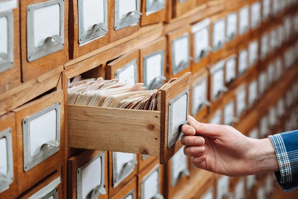 Männliche Hand mit Aktenschrank-Schublade — Stockfoto