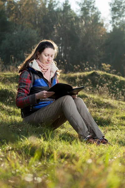 Vrouw lezing Bijbel — Stockfoto