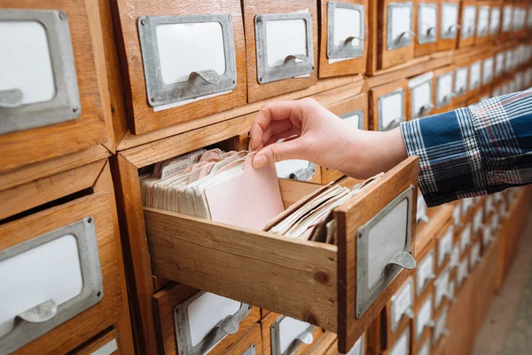 Mannenhand met lade van archiefkast — Stockfoto