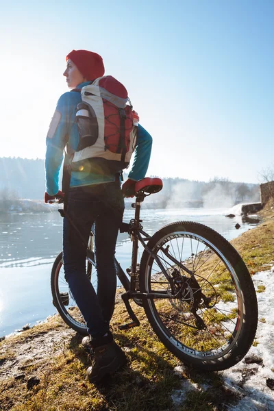 Turist med ryggsäck på cykel — Stockfoto