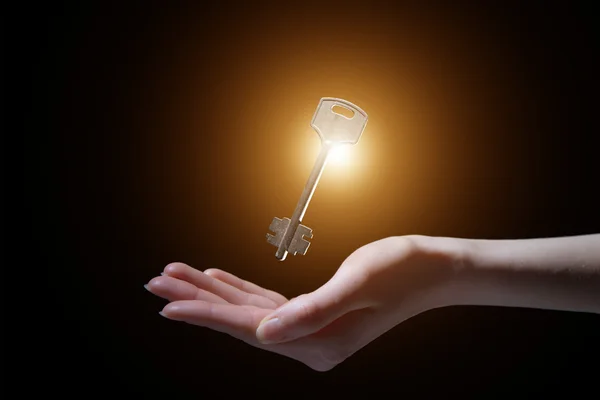 Menschenhand mit leuchtendem Schlüssel — Stockfoto