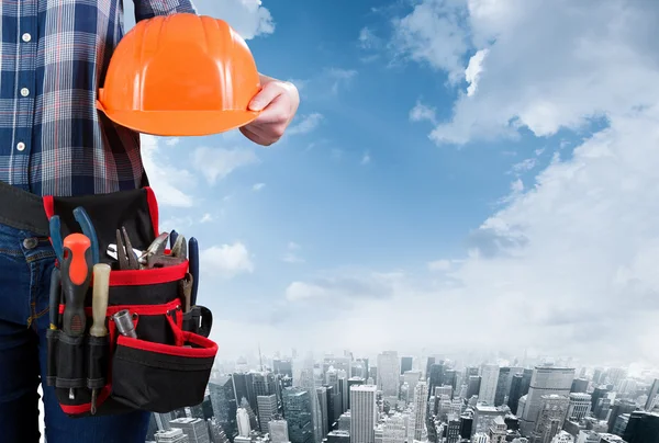 Mujer con casco y cinturón de herramientas — Foto de Stock