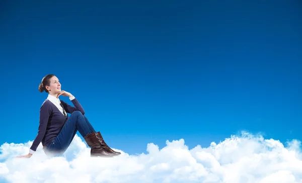 Деловая женщина сидит на облаках — стоковое фото