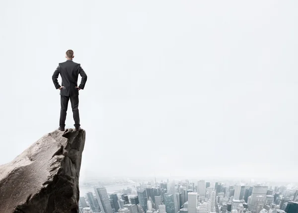 Empresario en la cima de la montaña — Foto de Stock